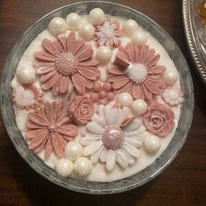 Gotham Crystal bowl, White & brown Floral Decorative Soy candle, vanilla beach